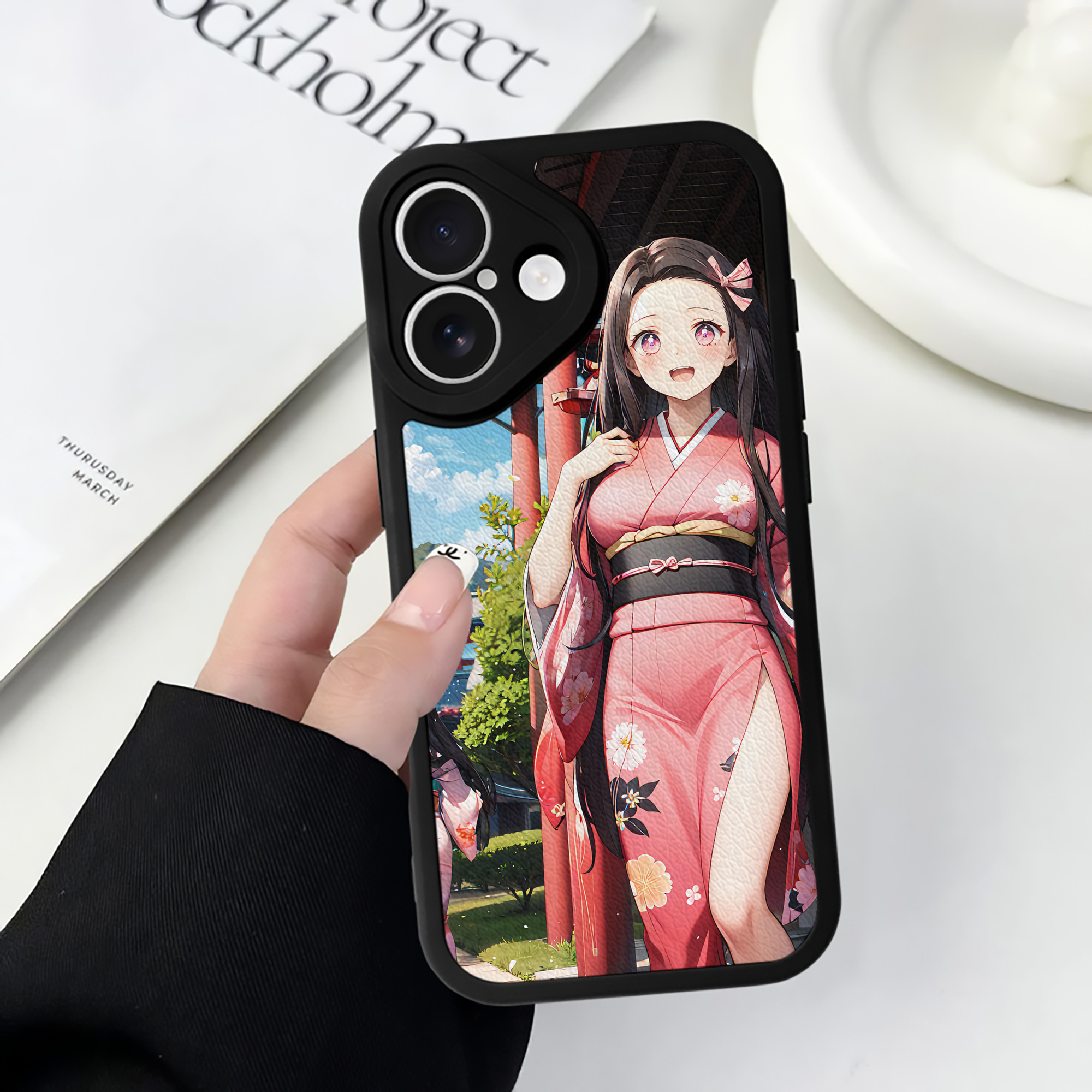（画像用） 鬼滅の刃（きめつのやいば）竈門 禰󠄀豆子／かまど ねずこ Kamado Nezuko 【iPhone 16シリーズ対応】シリコンスマホケース（レザー調） 材質：シリコン